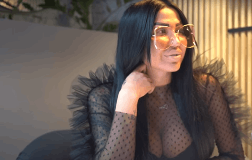TIJANA AJFON SASLUŠANA ZBOG POVEZANOSTI SA VELJOM NEVOLJOM: Starleta sprovedena u SBPOK zajedno sa <span style='color:red;'><b>Mimi Oro</b></span>